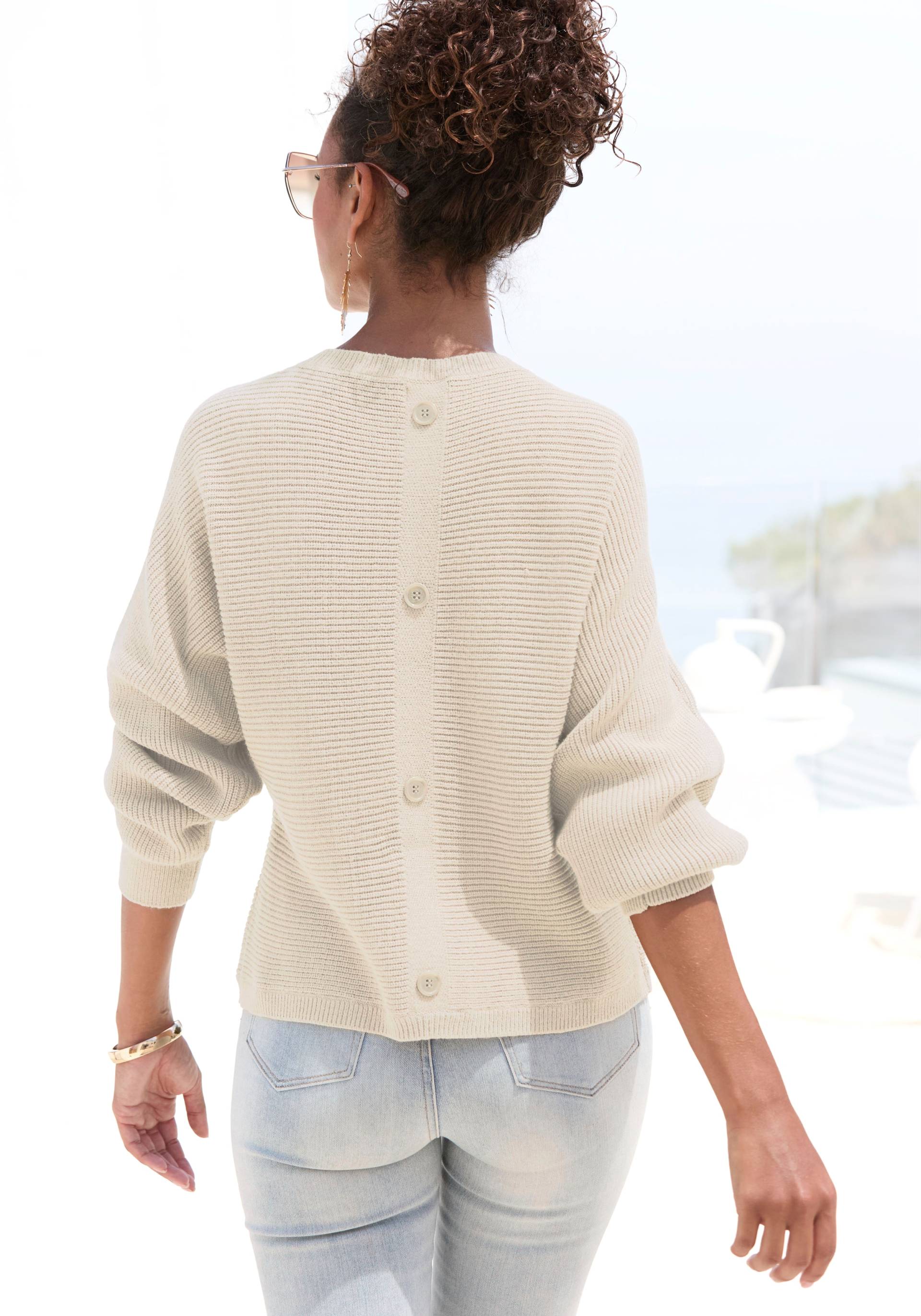 LASCANA Rundhalspullover, mit Zierknöpfen hinten, lockerer Strickpullover LASCANA Rundhalspullover, mit Zierknöpfen hinten, lockerer Strickpullover von LASCANA