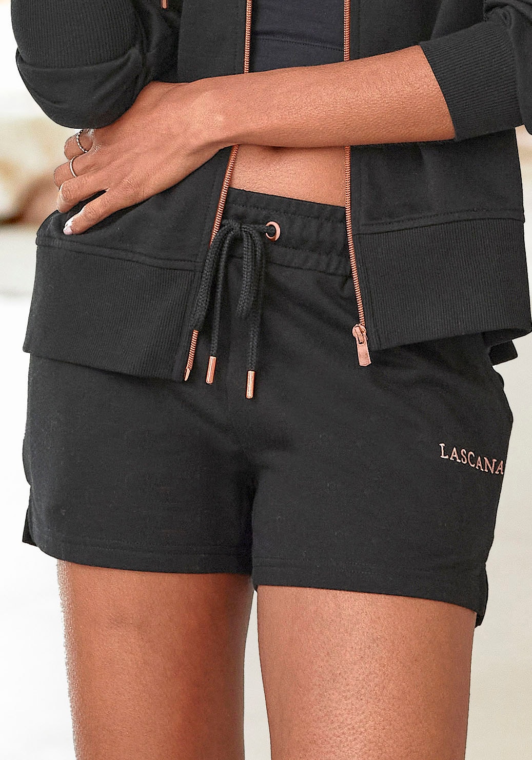 LASCANA Sweatshorts, mit Logostickerei, Loungeanzug LASCANA Sweatshorts, mit Logostickerei, Loungeanzug von LASCANA
