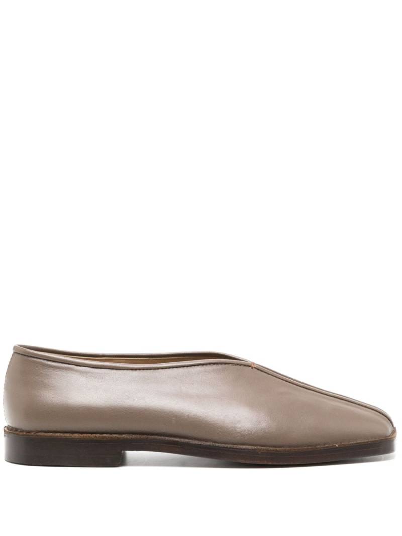 LEMAIRE piped leather slippers - Brown von LEMAIRE