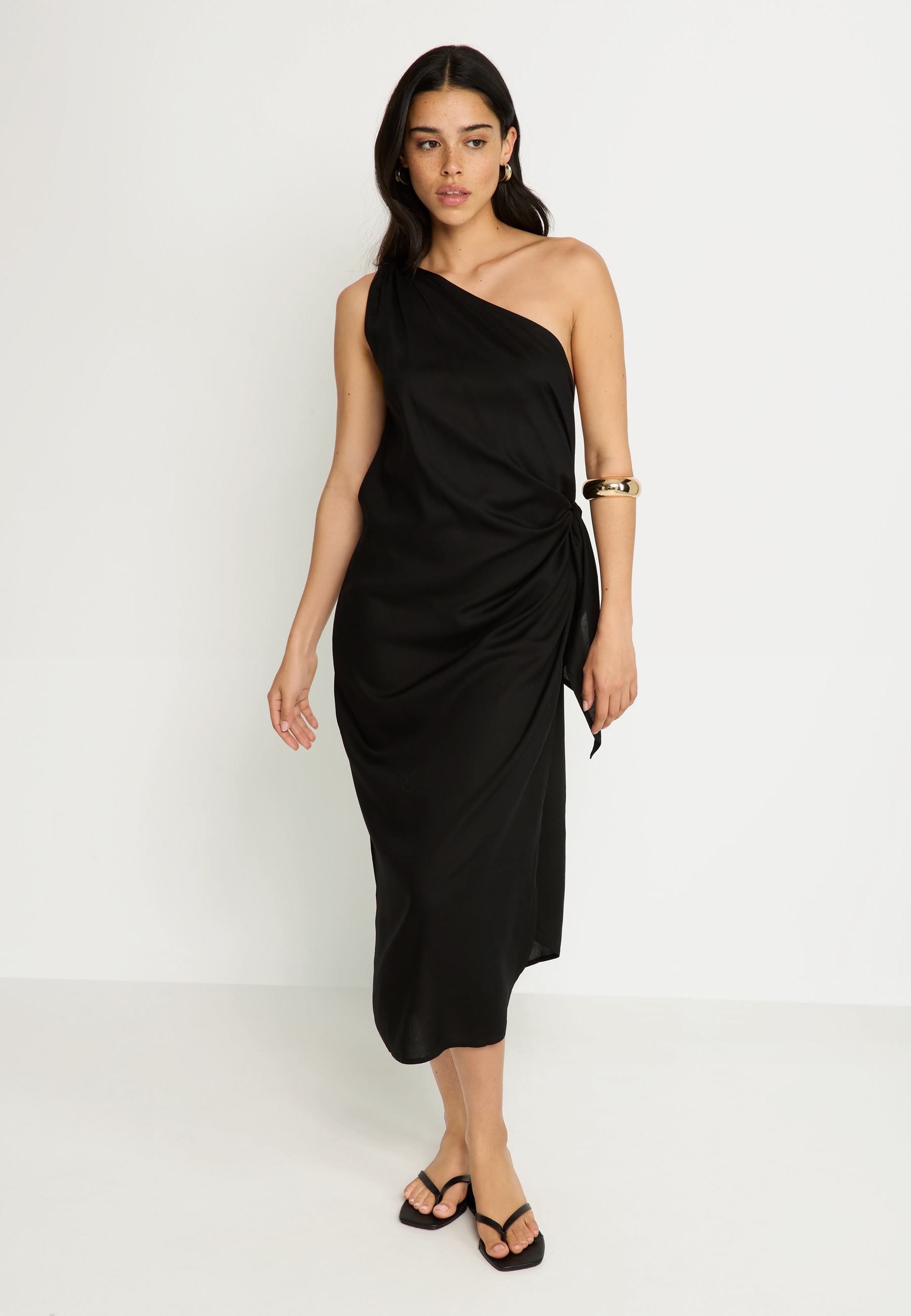 LSCN by LASCANA One-Shoulder-Kleid, mit goldfarbenen Zieraccessoire am Träger, Strandkleid von LSCN by LASCANA