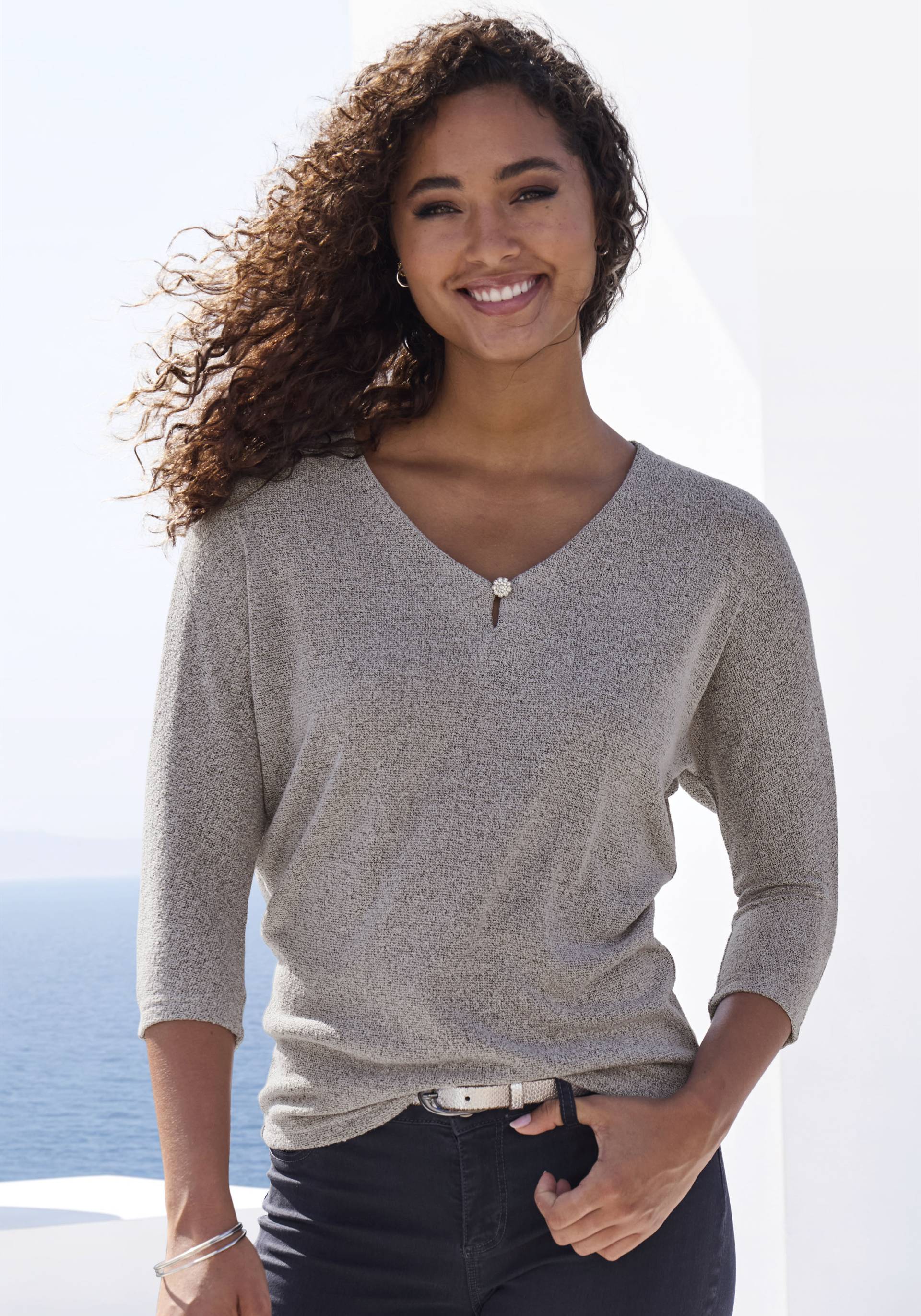 LASCANA 3/4-Arm-Shirt »mit funkelndem Strassknopf«, aus strukturierter Viskose-Qualität LASCANA 3/4-Arm-Shirt »mit funkelndem Strassknopf«, aus strukturierter Viskose-Qualität von Lascana