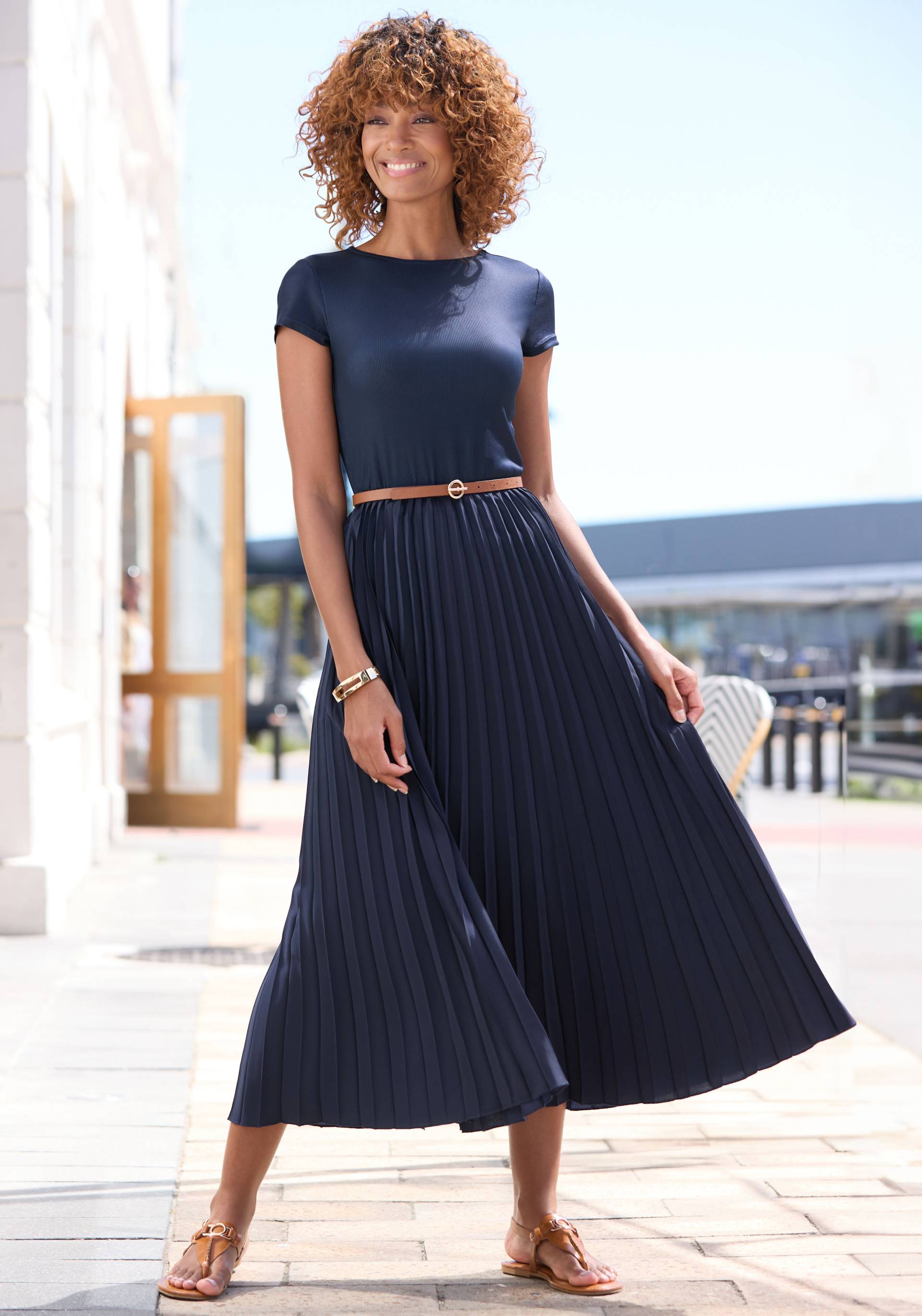 LASCANA Midikleid, mit Plisseerockteil, Basic, modisch LASCANA Midikleid, mit Plisseerockteil, Basic, modisch von Lascana