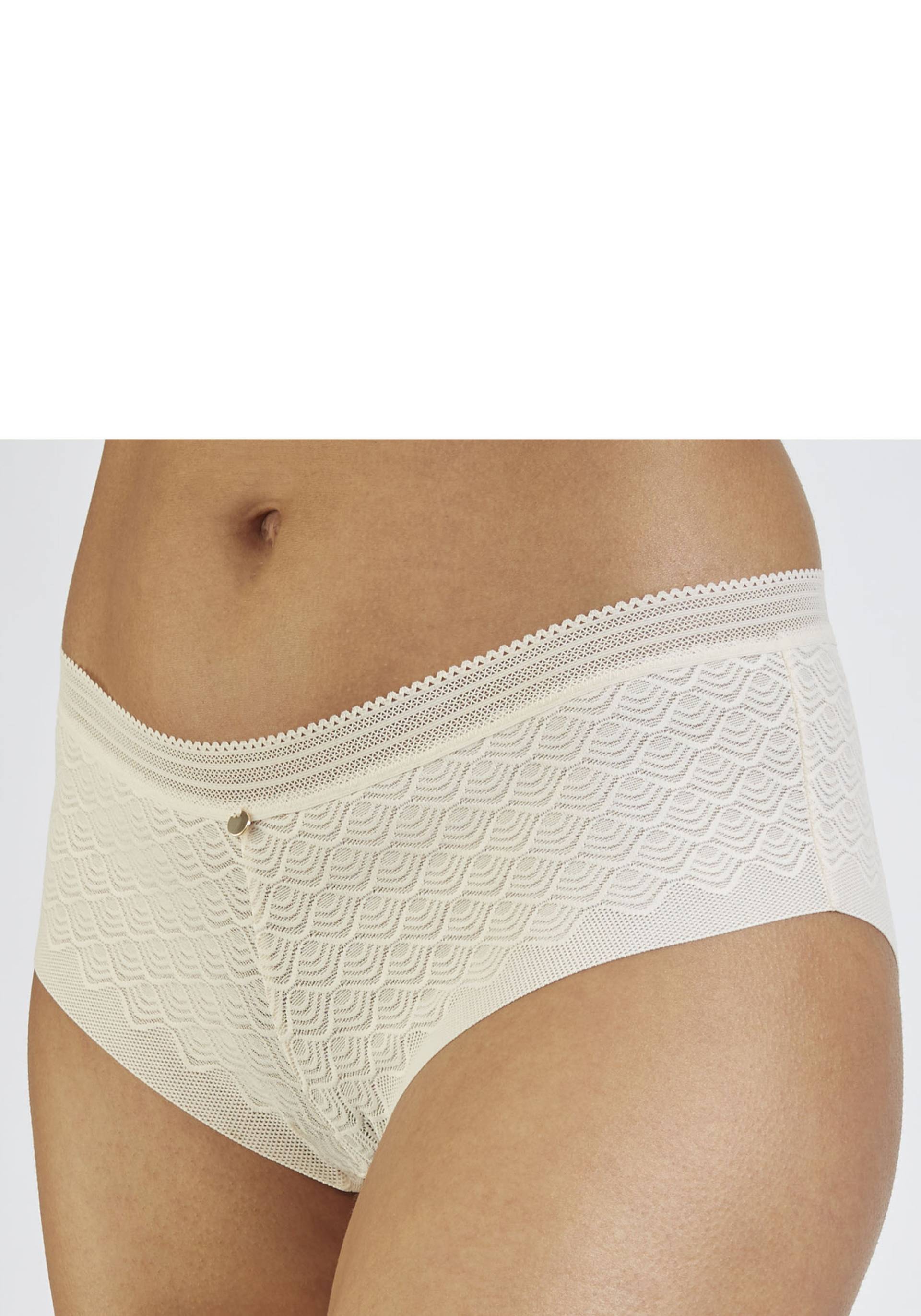 LASCANA Panty, aus Spitze in moderner Optik mit extraflachen Kanten LASCANA Panty, aus Spitze in moderner Optik mit extraflachen Kanten von Lascana