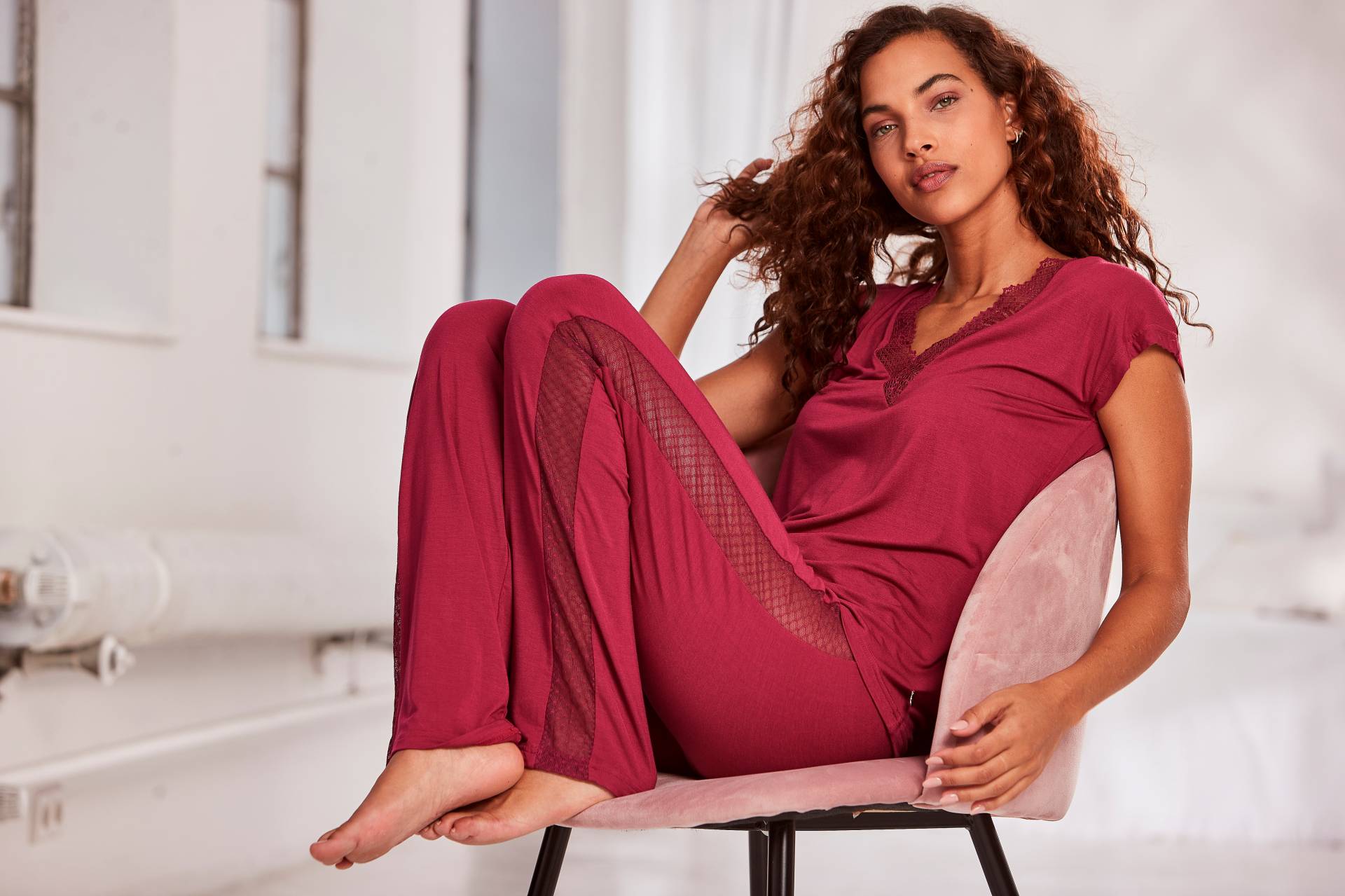 LASCANA Pyjama, (2 tlg., 1 Stück), mit filigranen Spitzeneinsätzen von Lascana
