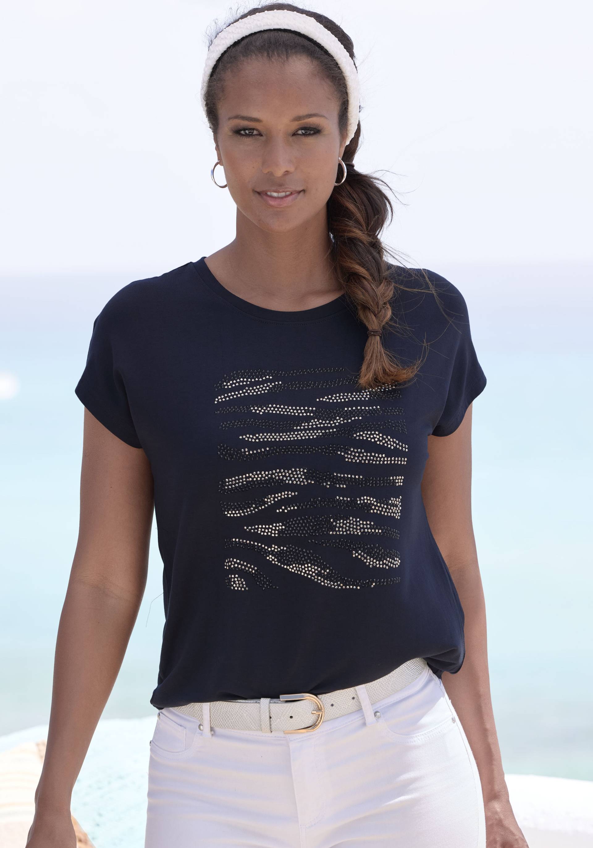 LASCANA Rundhalsshirt »mit Strass-Dessin«, aus hochwertiger French Terry-Qualität aus Viskose LASCANA Rundhalsshirt »mit Strass-Dessin«, aus hochwertiger French Terry-Qualität aus Viskose von Lascana