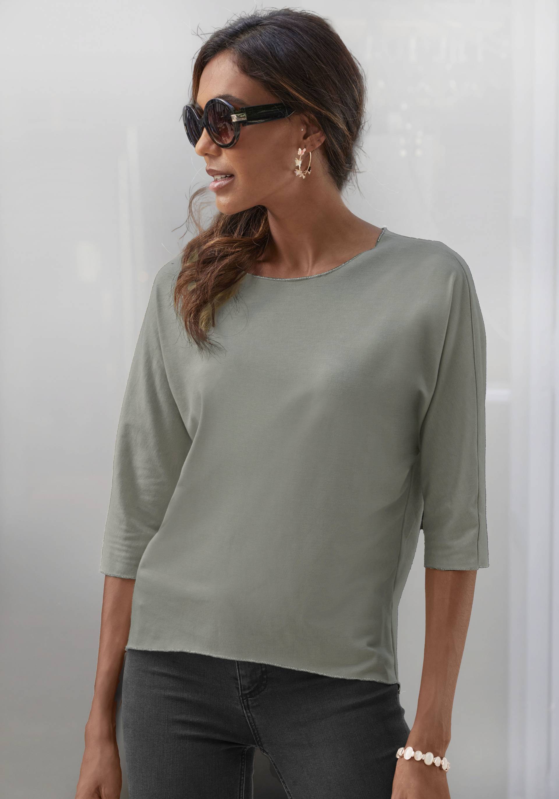 LASCANA Rundhalsshirt »mit eleganten Glitzerabschlüssen«, aus pflegeleichter Qualität von Lascana