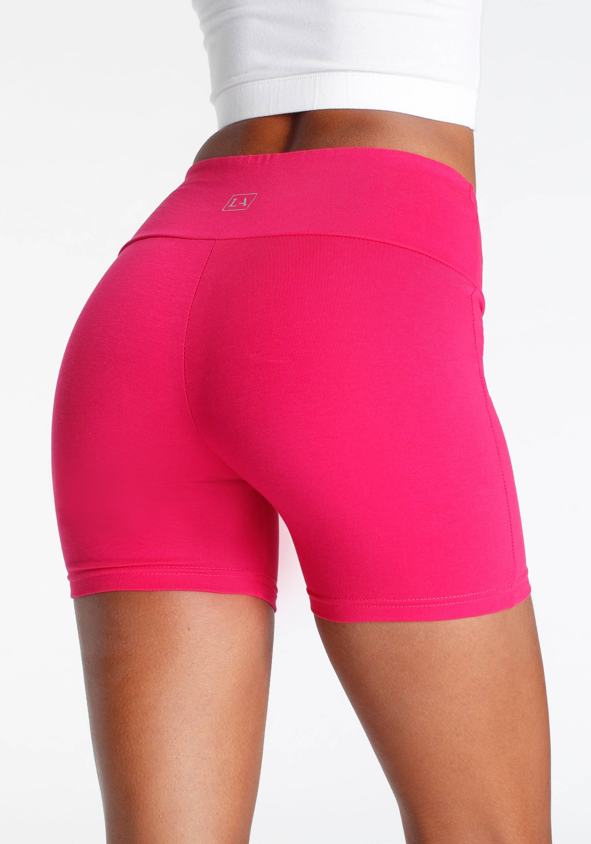 LASCANA Shorts, mit breitem Bündchen und Logodruck, Loungewear LASCANA Shorts, mit breitem Bündchen und Logodruck, Loungewear von Lascana