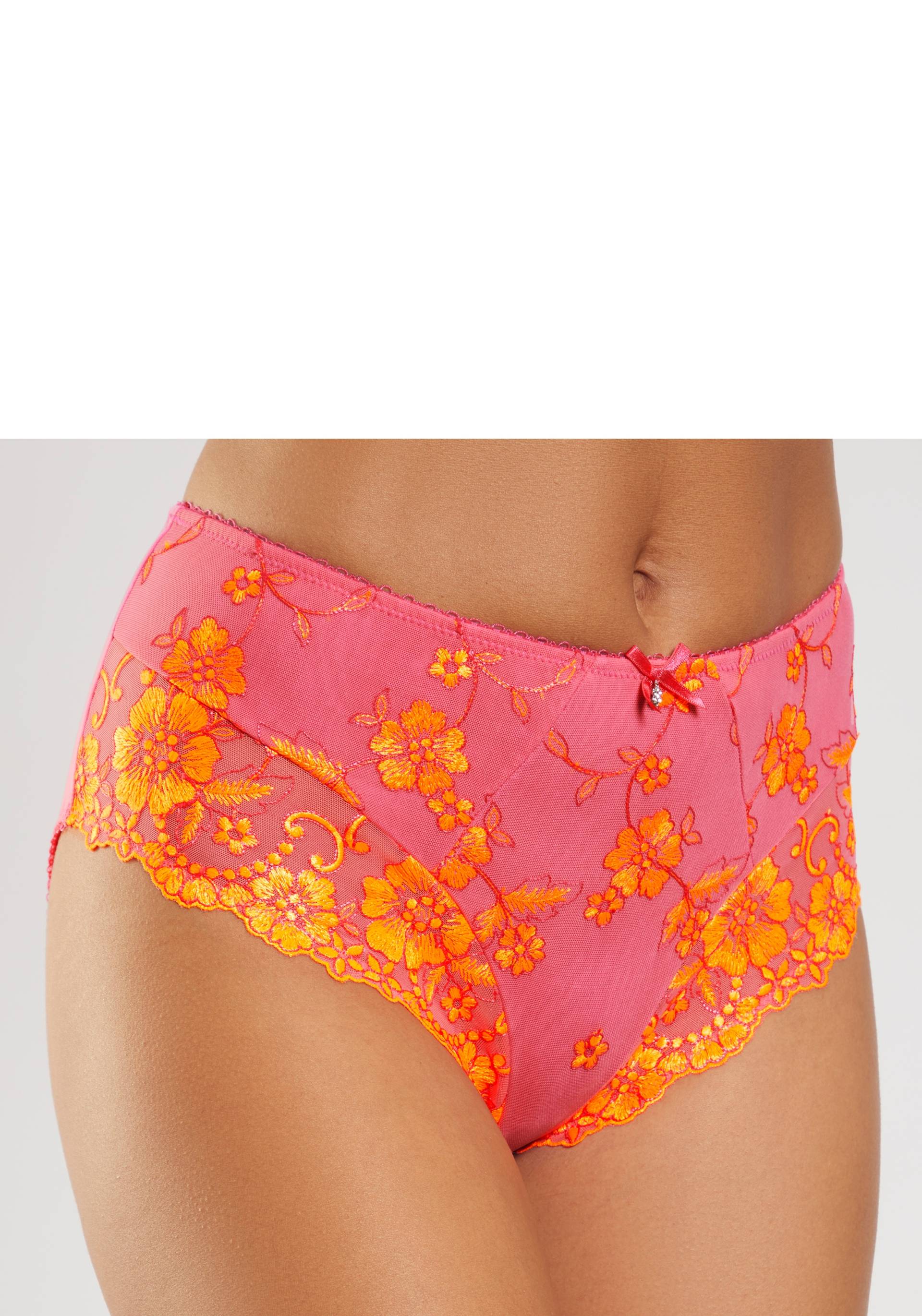 LASCANA Slip »Wanda«, in abdeckender Schnittform und Stickerei Spitze LASCANA Slip »Wanda«, in abdeckender Schnittform und Stickerei Spitze von Lascana