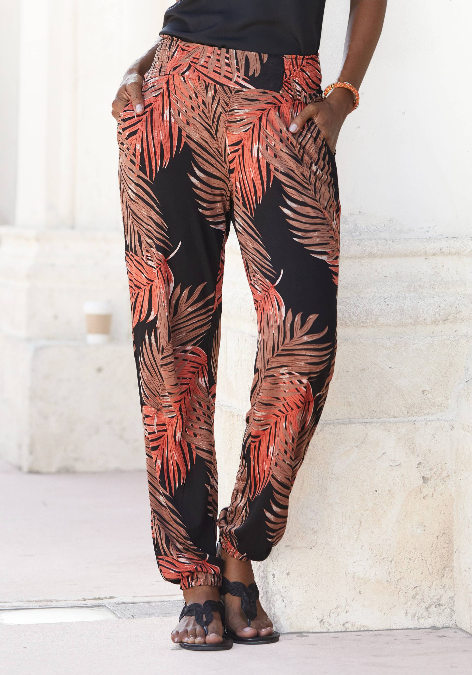 LASCANA Strandhose, mit Palmenblätterdruck und Taschen, leichte und elastische Jerseyhose von Lascana