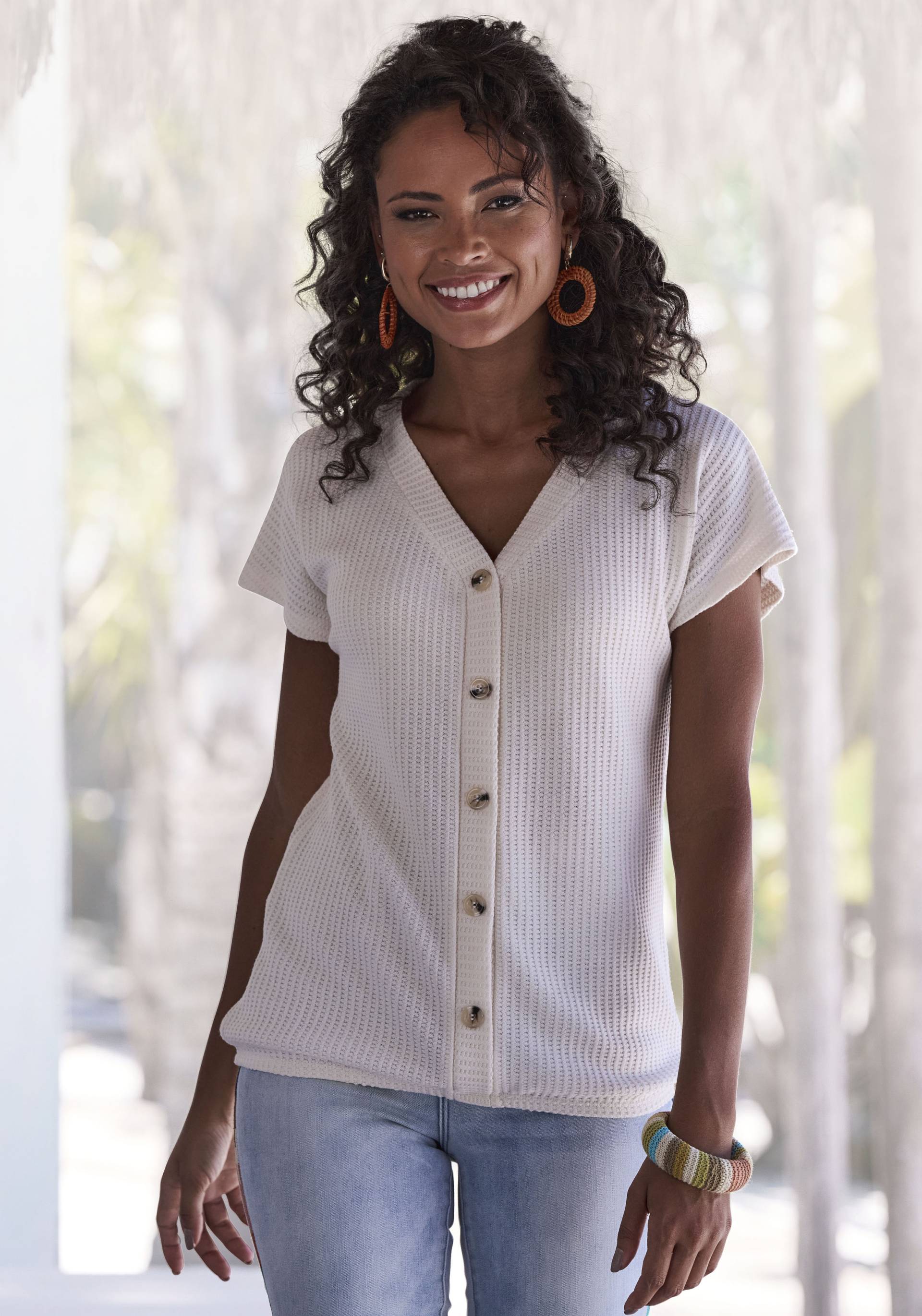 LASCANA Kurzarmshirt »mit Zierknopfleiste«, aus weicher Piqué-Qualität LASCANA Kurzarmshirt »mit Zierknopfleiste«, aus weicher Piqué-Qualität von Lascana