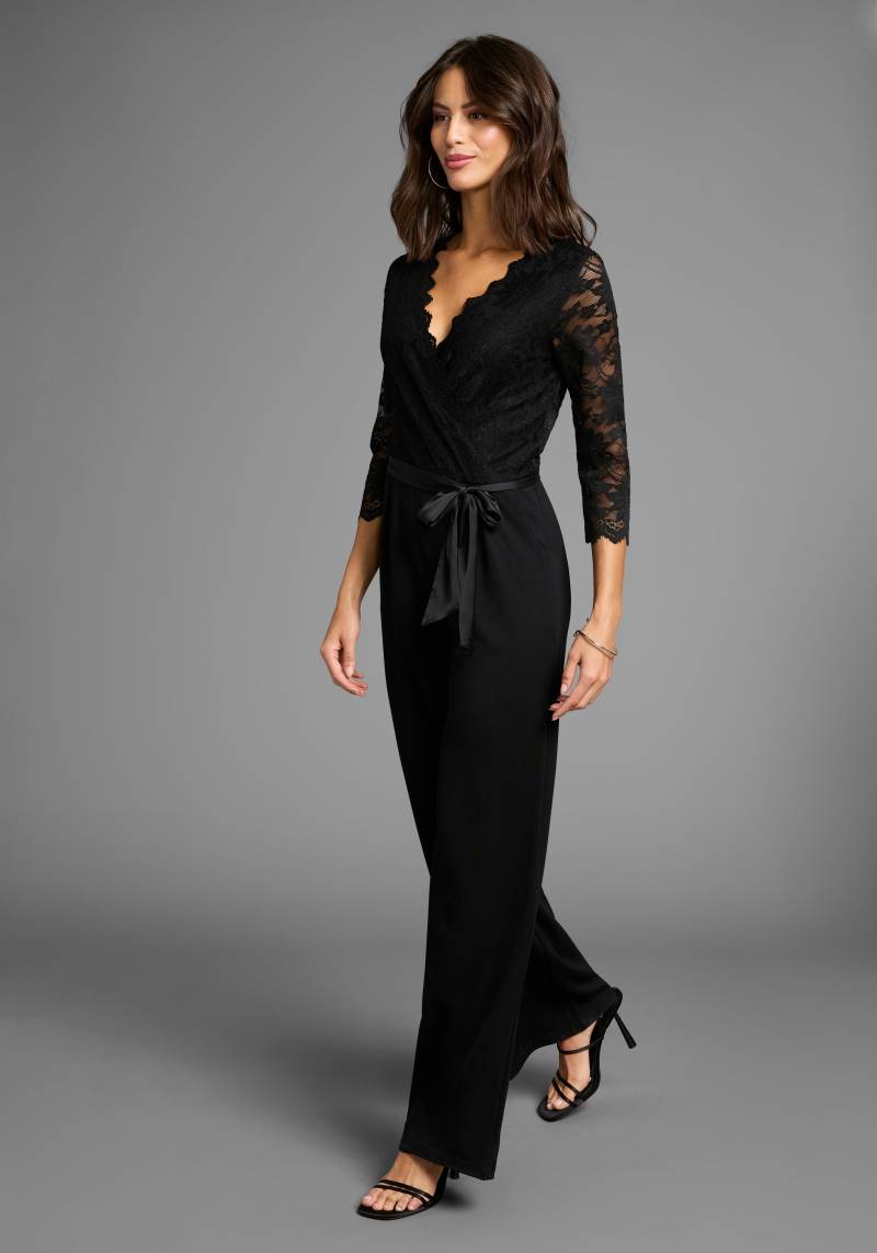 Laura Scott Jumpsuit, mit Spitzenoberteil und Satin-Bindegürtel von Laura Scott