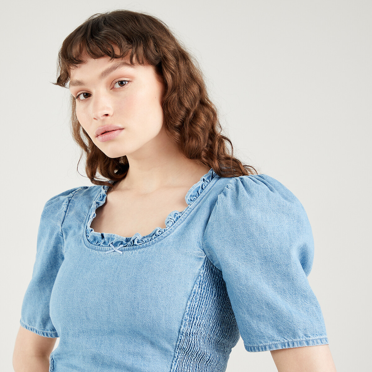 Kurze Bluse mit Rüschenausschnitt von Levi's