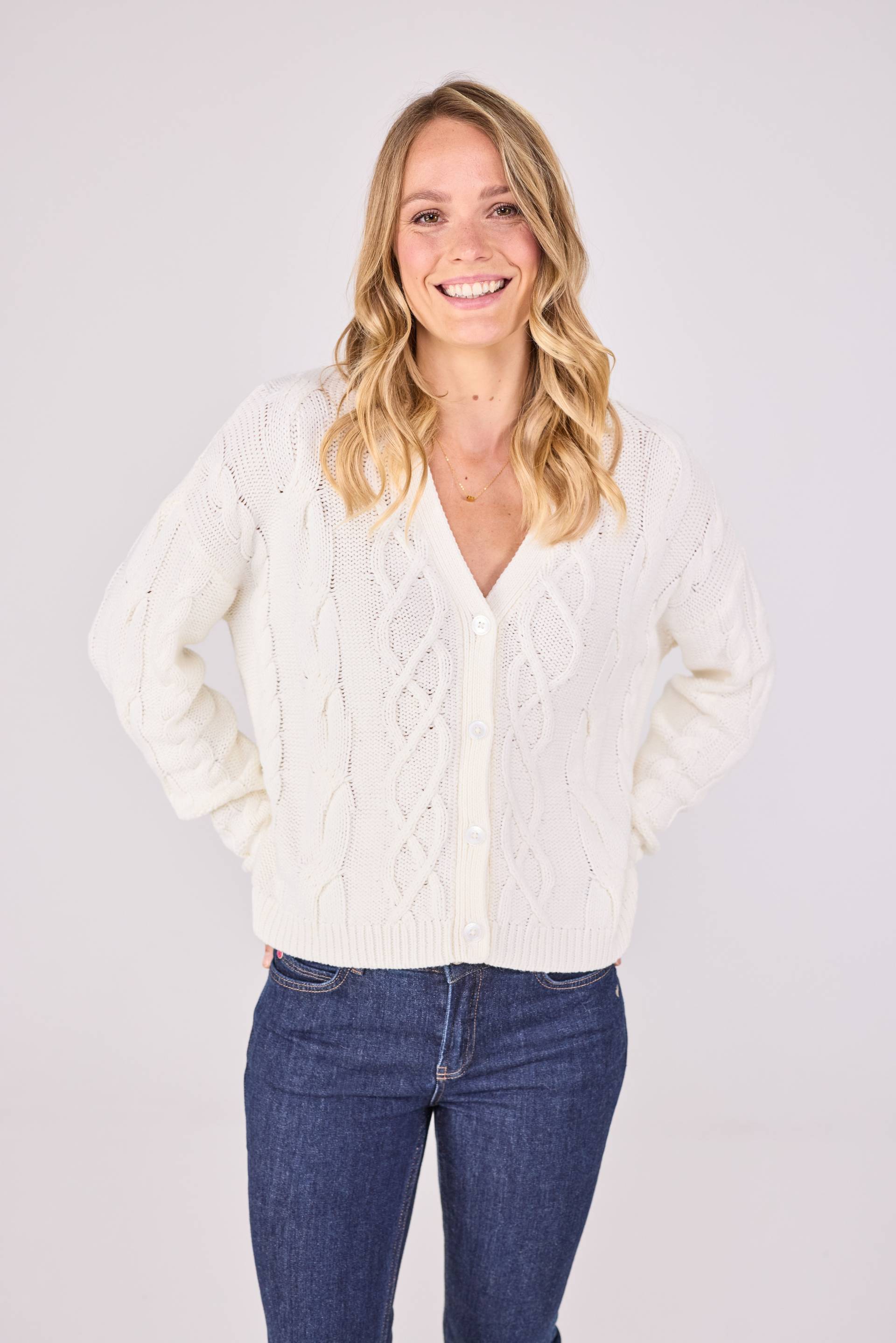 Lieblingsstück Strickjacke »AlysanneL«, mit Zopfmuster Lieblingsstück Strickjacke »AlysanneL«, mit Zopfmuster von Lieblingsstück