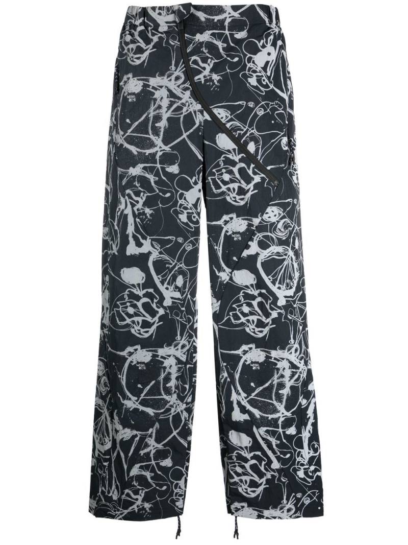 MCQ abstract-print straight-leg trousers - Black von MCQ