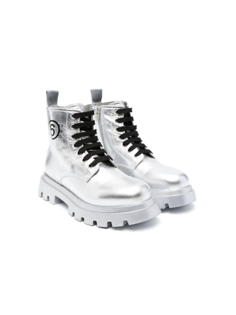 MM6 Maison Margiela Kids logo-print laminated boots - Silver von MM6 Maison Margiela Kids