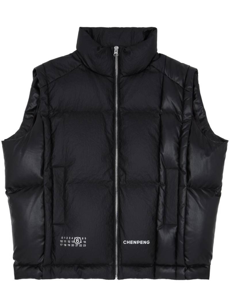 MM6 Maison Margiela x Chen Peng numbers-logo padded gilet - Black von MM6 Maison Margiela