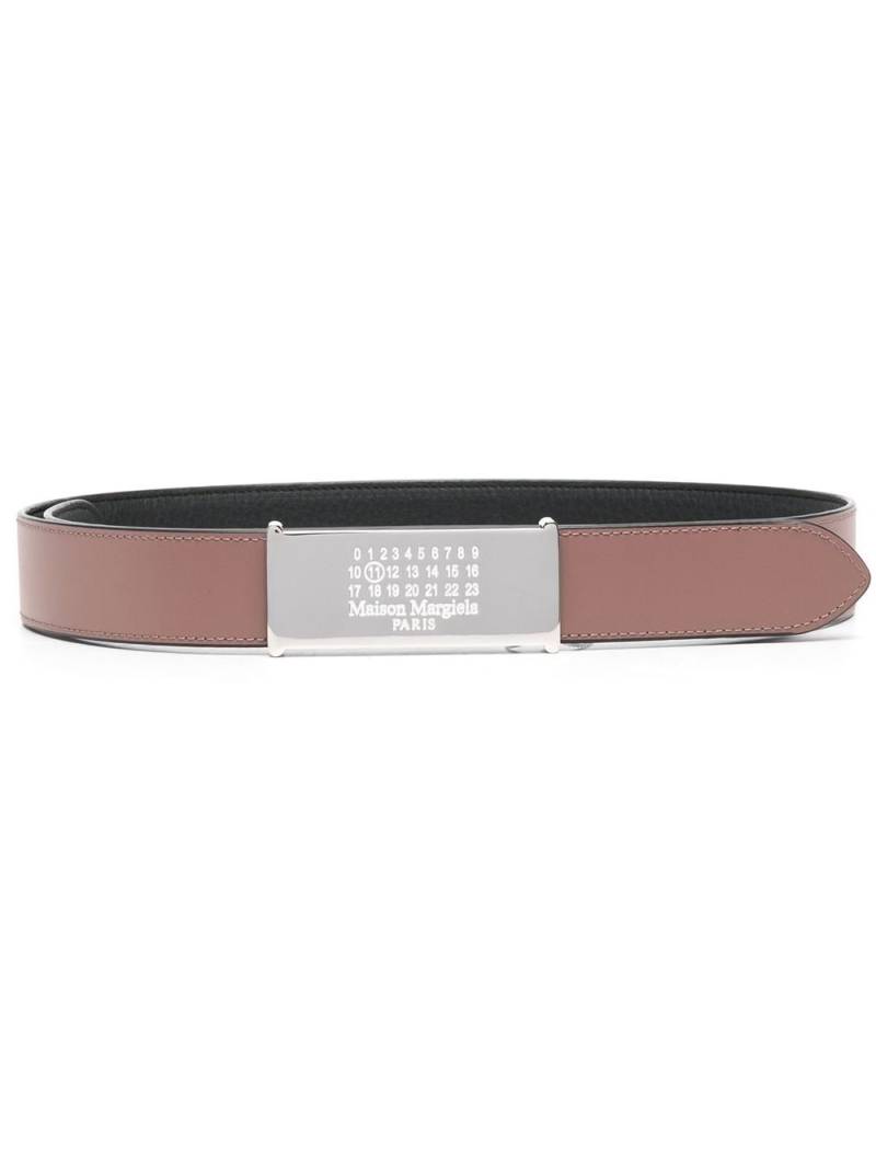 Maison Margiela engraved-logo leather belt - Black von Maison Margiela