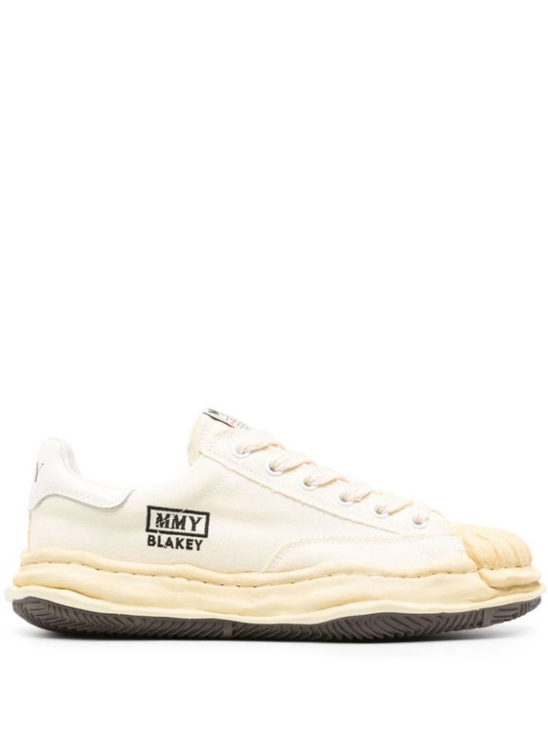 Maison Mihara Yasuhiro Blakey canvas sneakers - Neutrals von Maison Mihara Yasuhiro