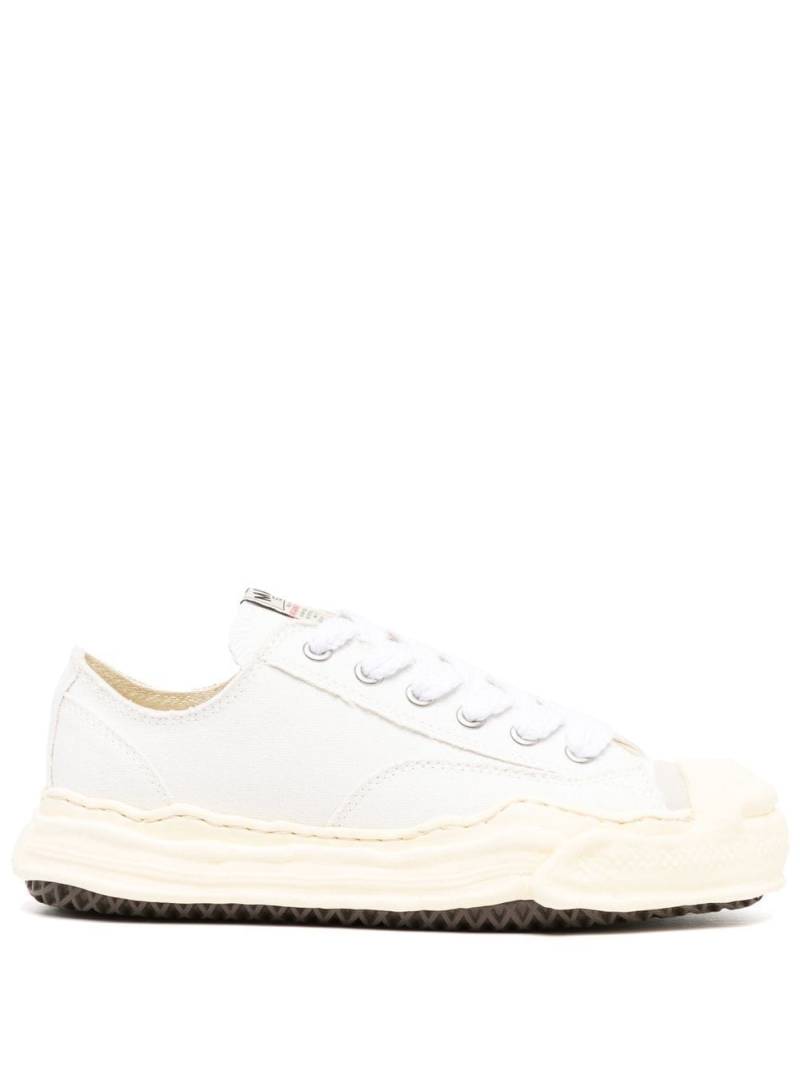 Maison Mihara Yasuhiro low-top canvas sneakers - White von Maison Mihara Yasuhiro