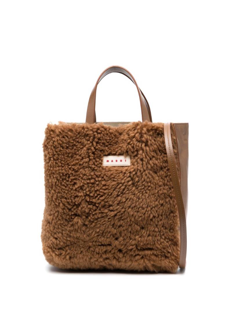 Marni logo-patch shearling tote bag - Brown von Marni