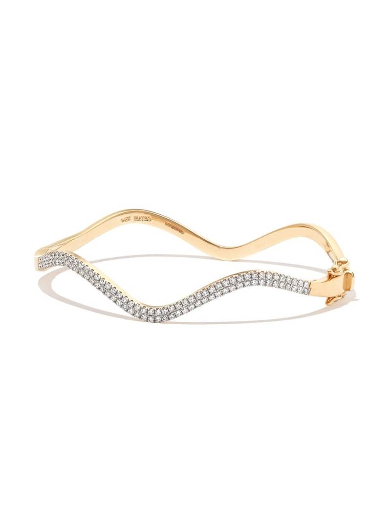 Mateo 14kt yellow gold Wave diamond bangle von Mateo