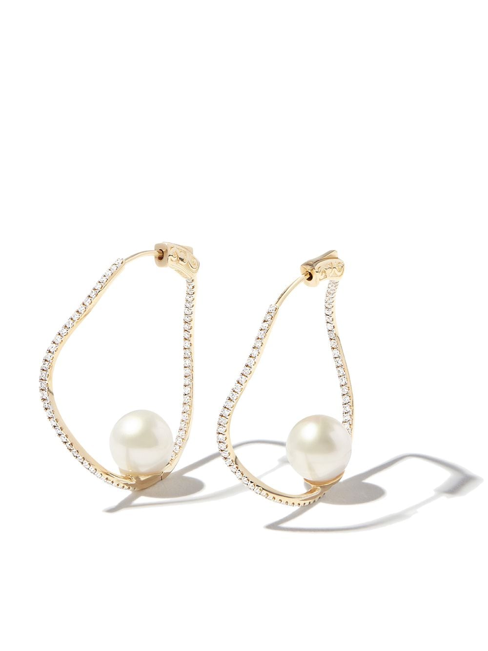 Mateo 14kt yellow gold wave diamond and pearl hoop earrings von Mateo