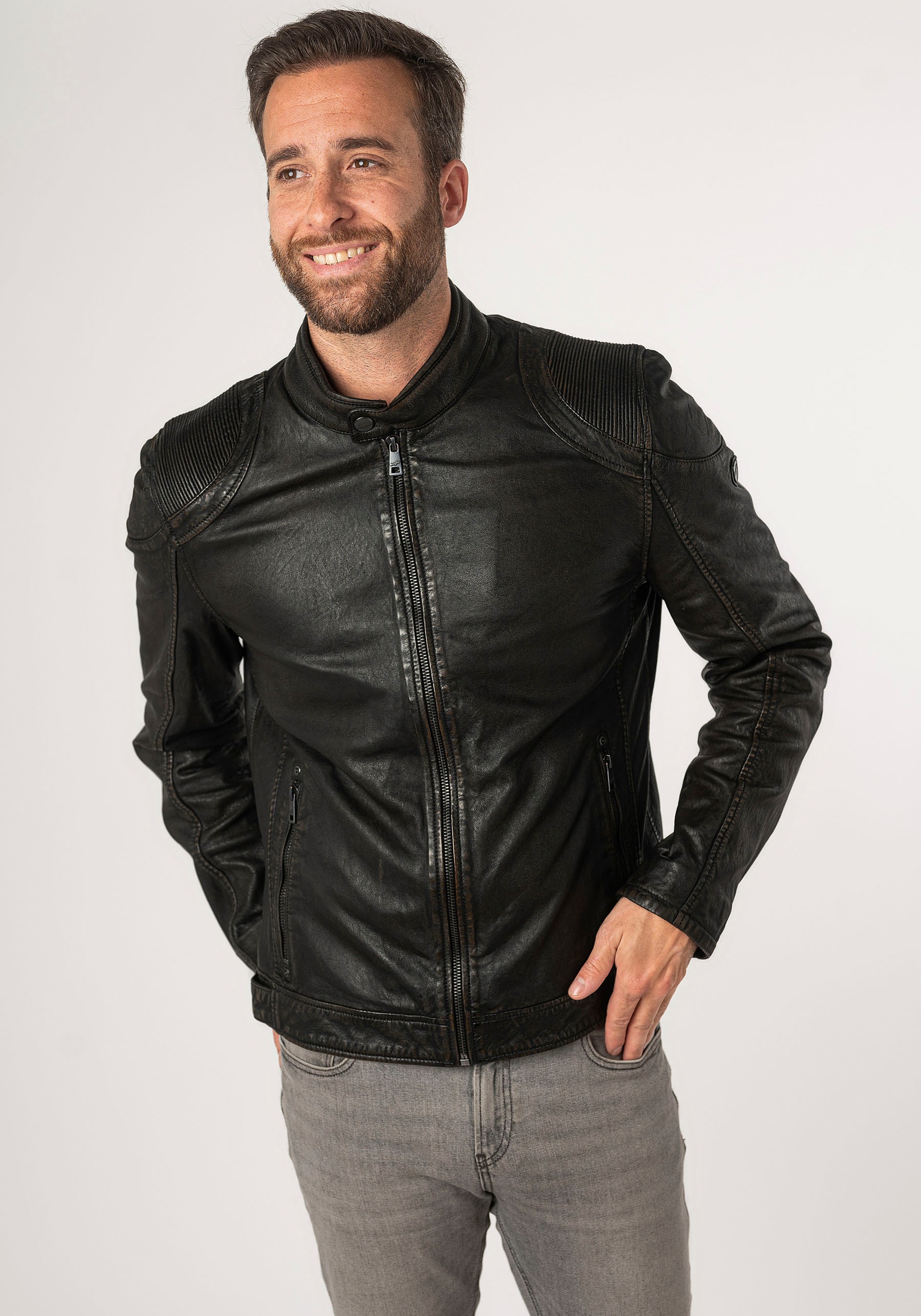 Mauritius Lederjacke »MMChesney«, mit Reissverschluss, Reissverschlusstaschen, Stehkragen, Ziersteppung Mauritius Lederjacke »MMChesney«, mit Reissverschluss, Reissverschlusstaschen, Stehkragen, Ziersteppung von Mauritius