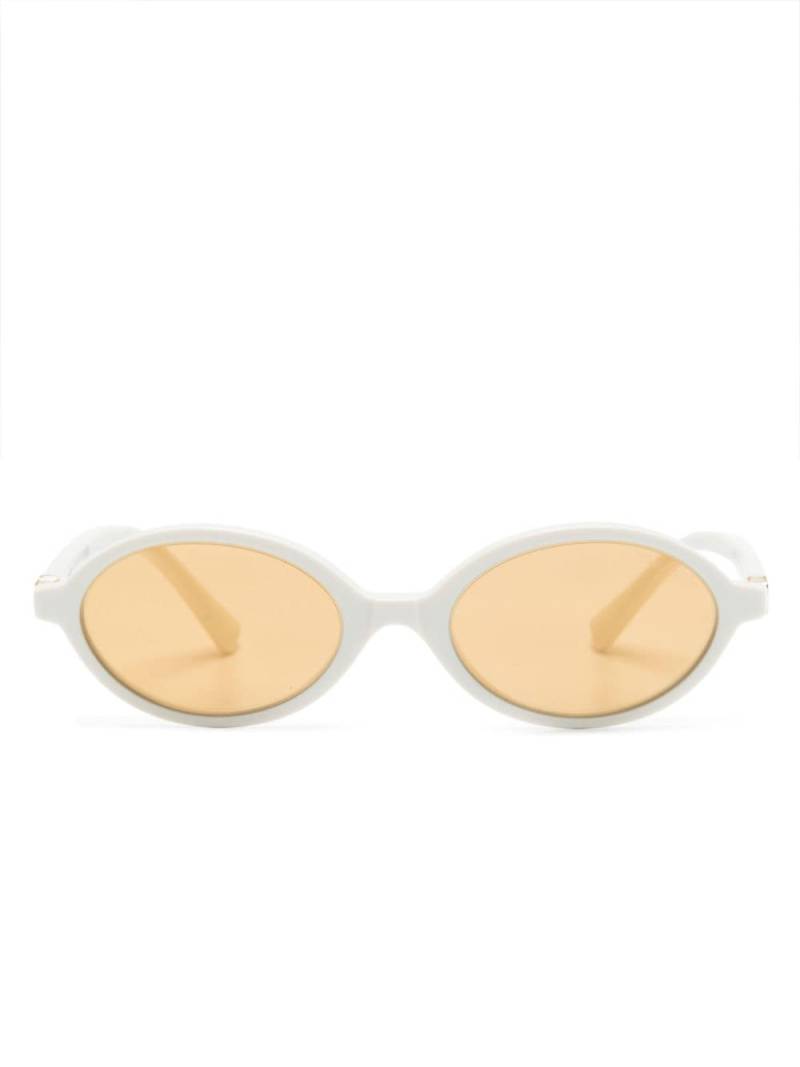 Miu Miu Eyewear logo-plaque oval-frame sunglasses - White von Miu Miu Eyewear
