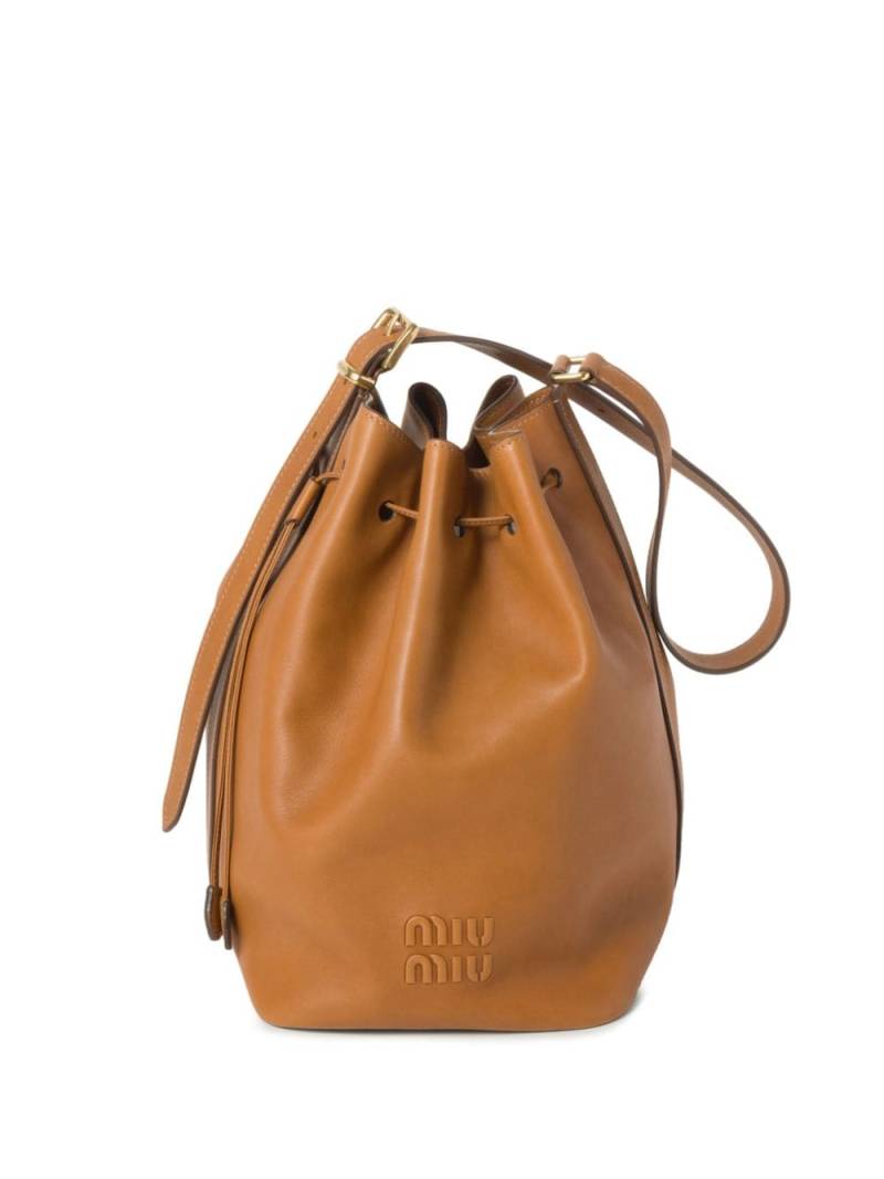 Miu Miu logo-embossed leather bucket bag - Brown von Miu Miu