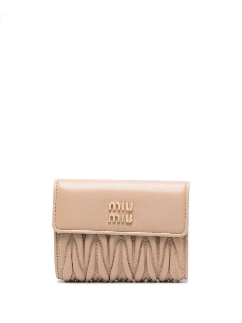 Miu Miu matelassé-effect leather wallet - Neutrals von Miu Miu