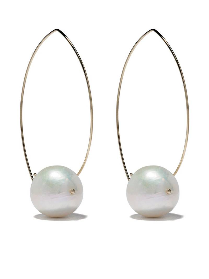 Mizuki 14kt gold pearl hoop earrings von Mizuki