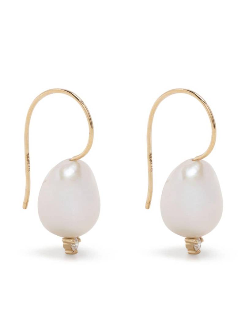 Mizuki 14kt yellow gold Sea of Beauty pearl and diamond earrings von Mizuki