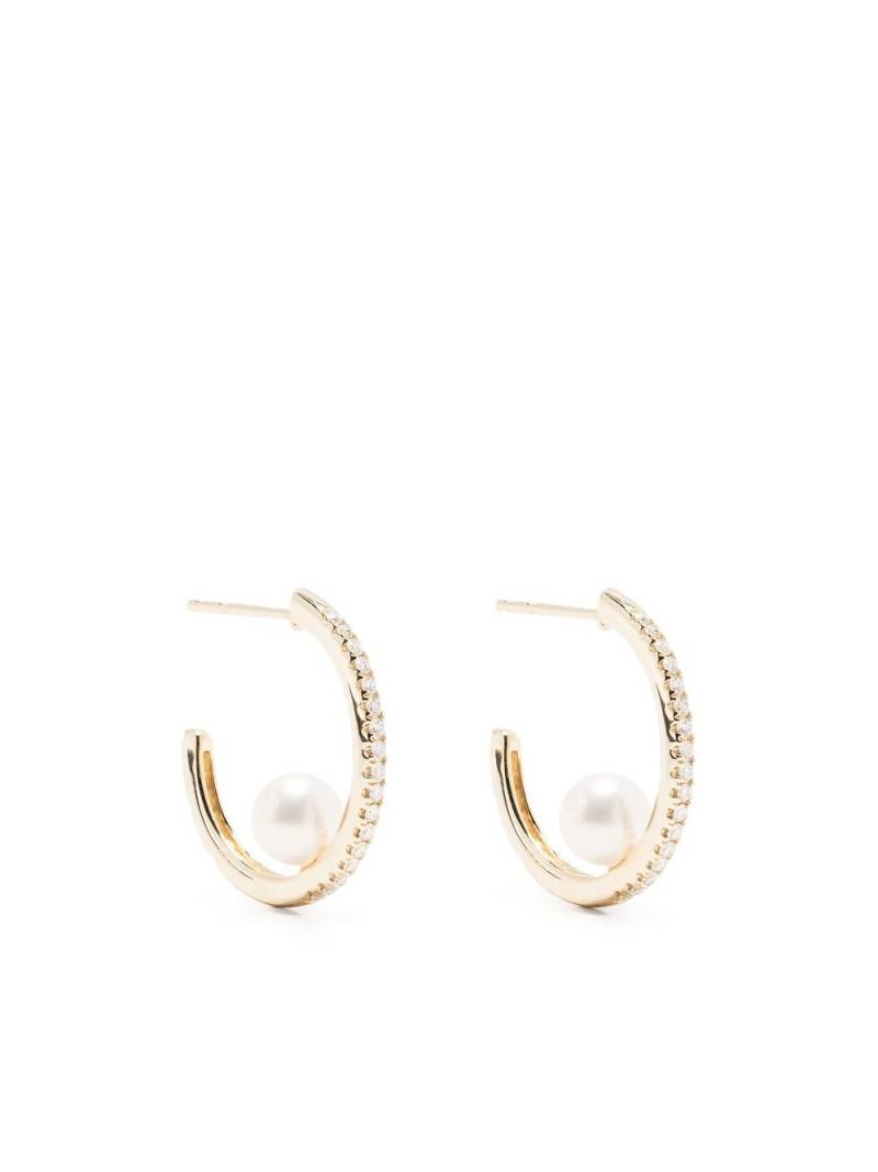 Mizuki 14kt yellow gold diamond pearl hoop earrings von Mizuki