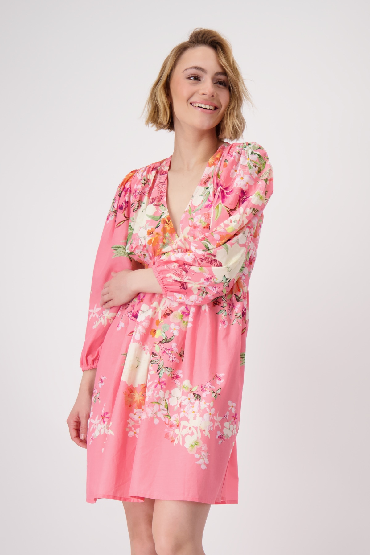 Monari Midikleid »Kleid Blumenverlauf allov.«, Mit V-Ausschnitt von Monari