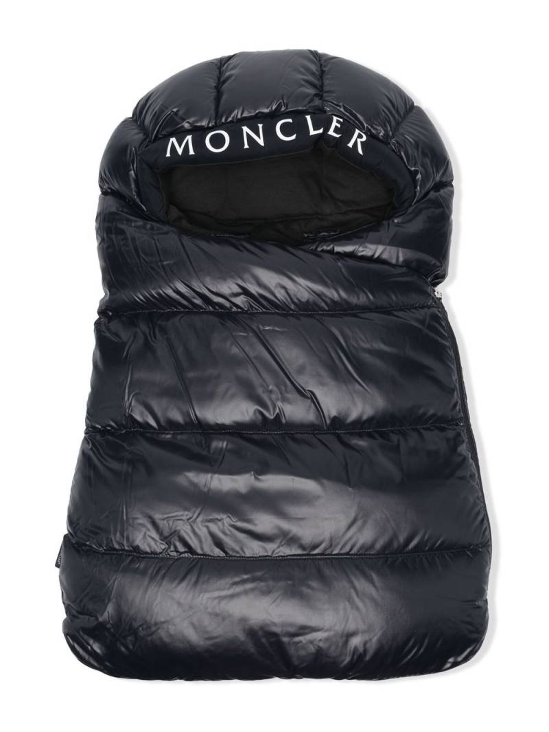 Moncler Enfant logo-print padded sleep bag - Blue von Moncler Enfant