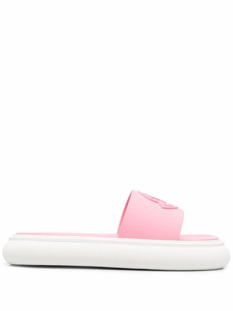 Moncler debossed-logo leather slides - Pink von Moncler