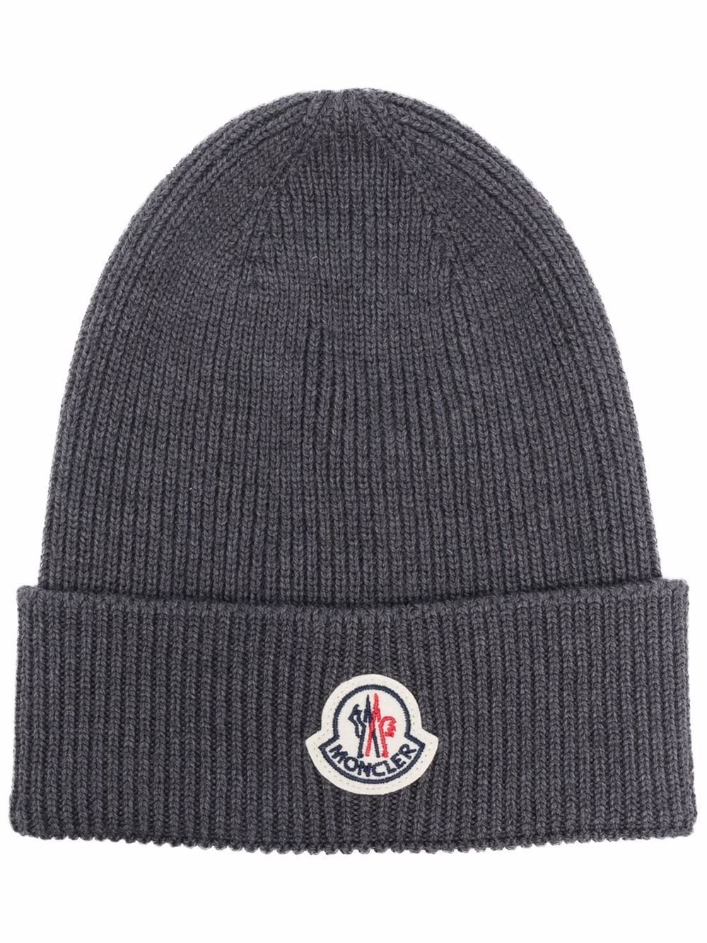 Moncler logo-patch knitted beanie hat - Grey von Moncler