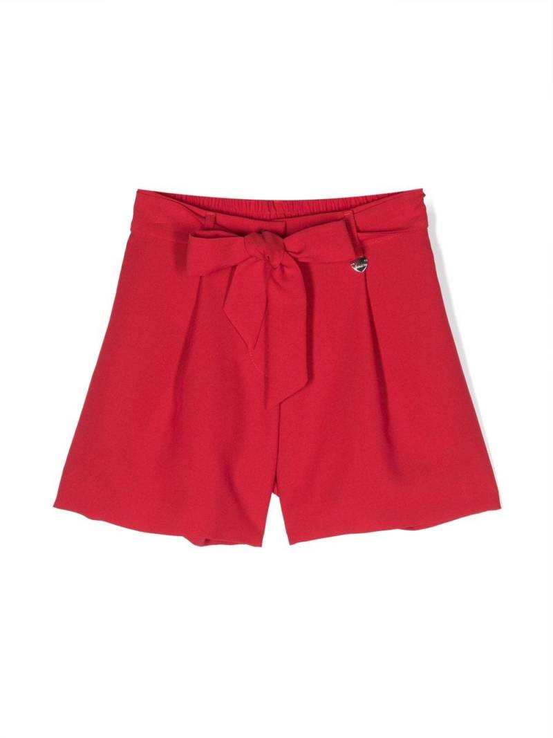 Monnalisa logo-charm belted pleated shorts - Red von Monnalisa