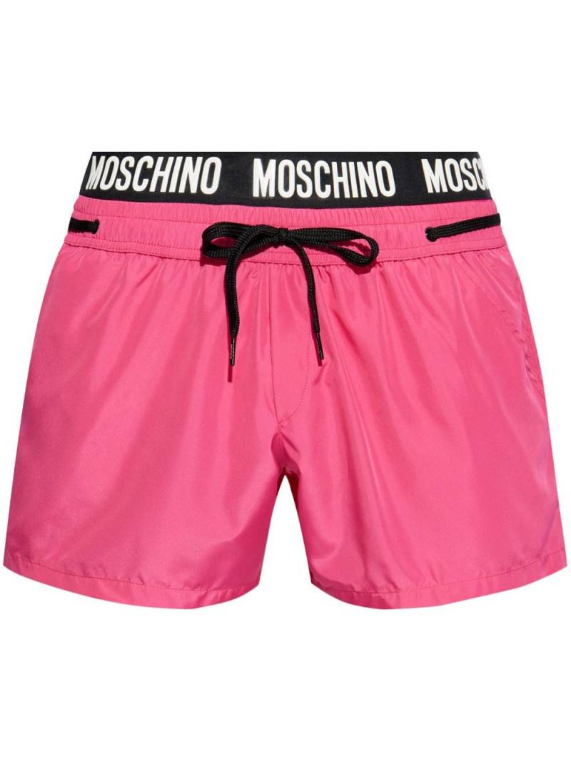 Moschino logo-print layer-waist swim shorts - Pink von Moschino