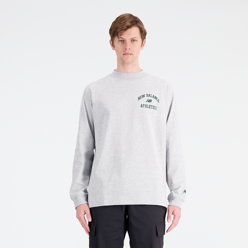 New Balance Herren Sweatshirt und Pullover Athletics Varsity Graphic Mock Longsleeve, Grau, Relaxed Fit Fit, ideal für Freizeit & Reisen von New Balance