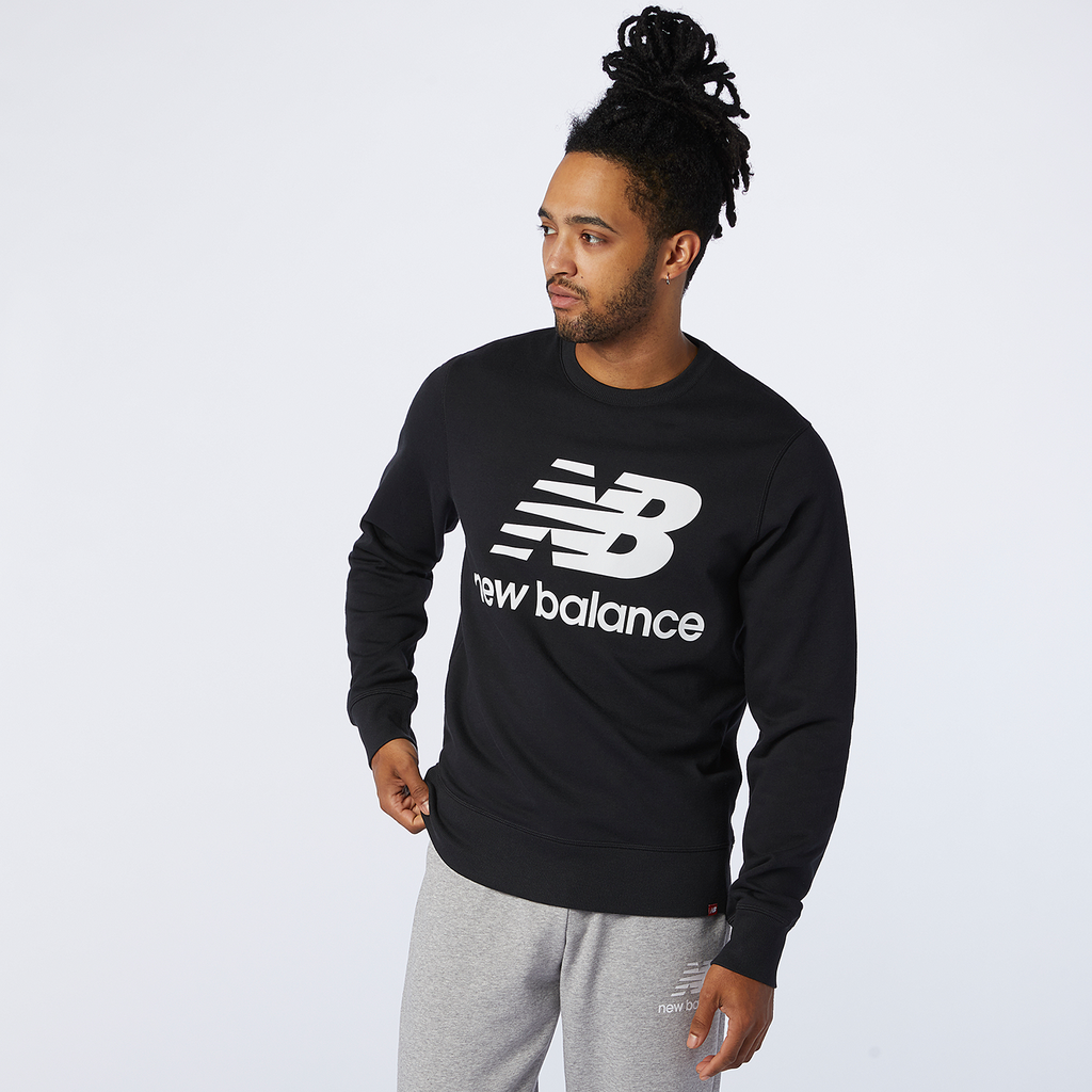 New Balance Herren Sweatshirt und Pullover Essentials Stacked Logo Crew, Schwarz, Athletic Fit, ideal für Freizeit & Reisen von New Balance