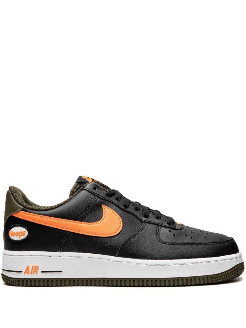 Nike Air Force 1 Low "Hoops Black University Gold" sneakers von Nike