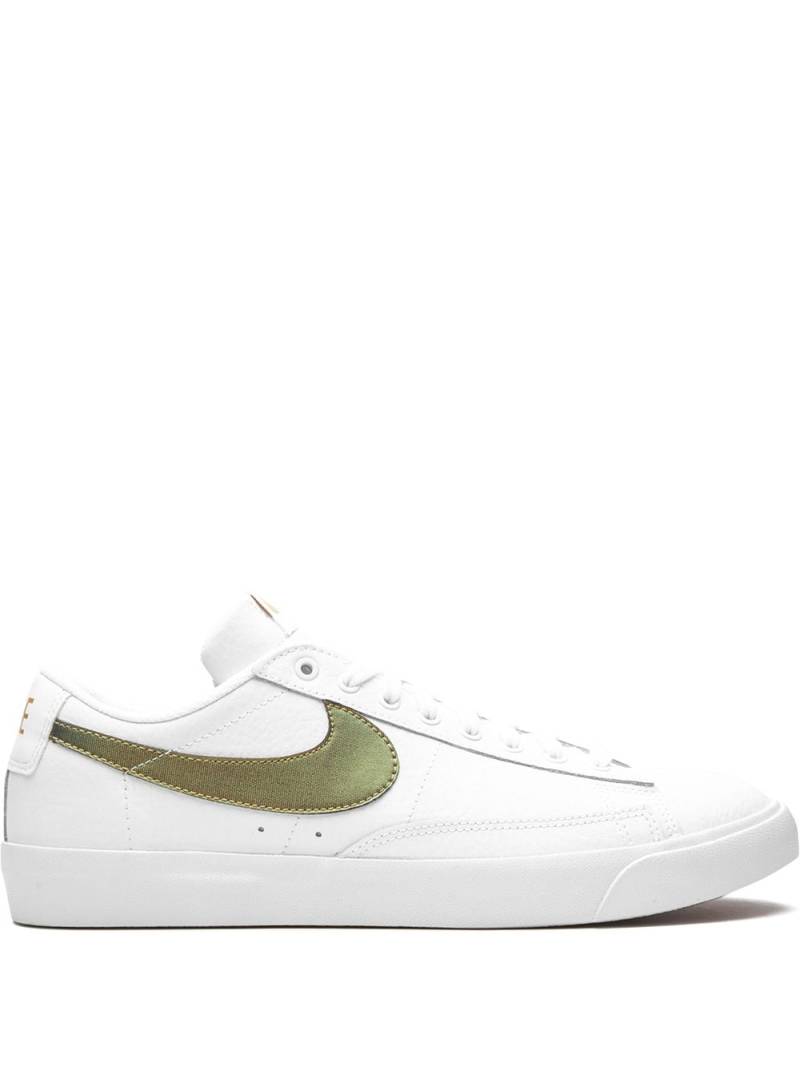 Nike Blazer Low Premium "White/Metallic Gold" sneakers von Nike