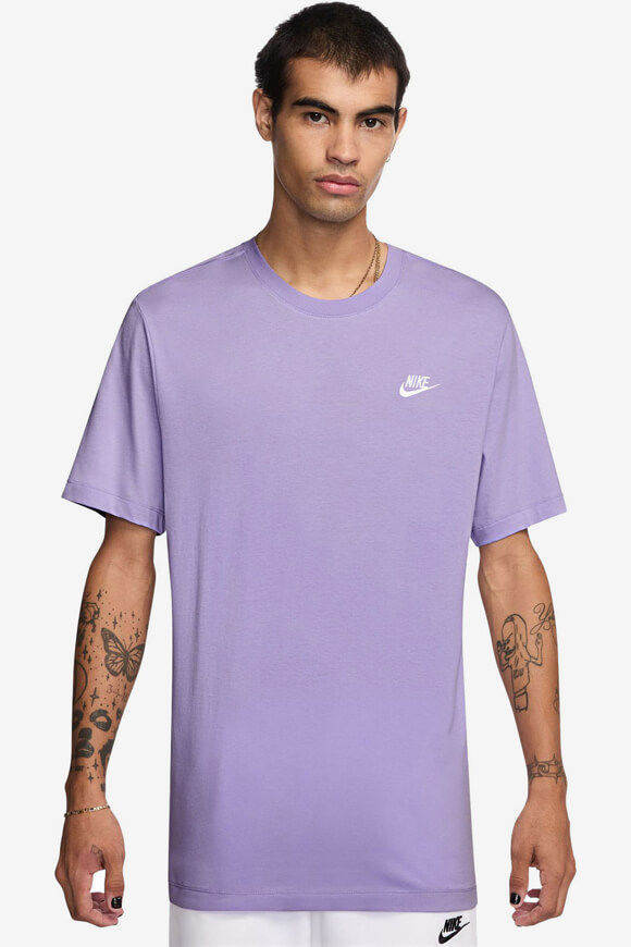Nike Sportswear Club T-Shirt | Lila | Herren  | M von Nike