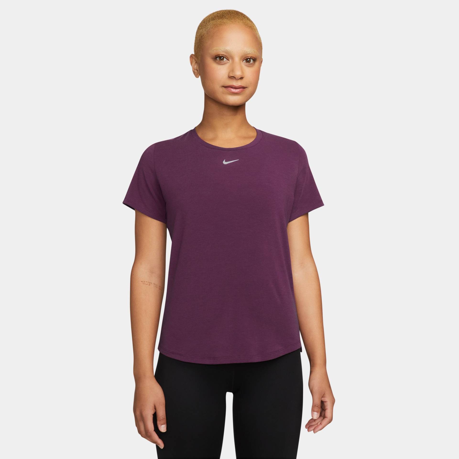 Nike Trainingsshirt »DRI-FIT UV ONE LUXE WOMEN'S STANDARD FIT SHORT-SLEEVE TOP« von Nike