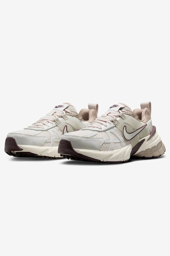 Nike V2K Run Sneaker | Light Orewood Brown + Light Bone | Herren | EU42.5 Nike V2K Run Sneaker | Light Orewood Brown + Light Bone | Herren | EU42.5 von Nike