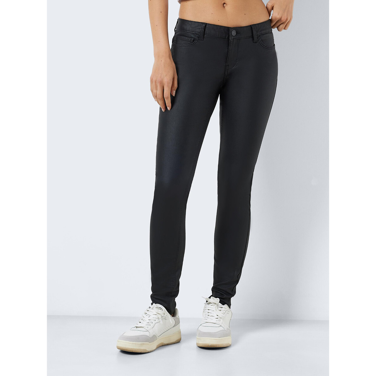 Beschichtete Skinny-Jeans, Hüfthöhe von Noisy May