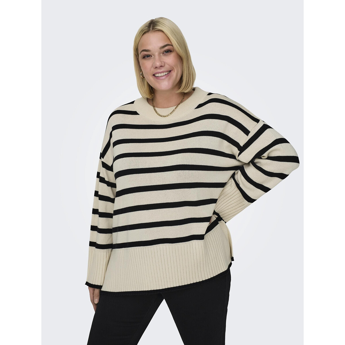 Gestreifter Pullover mit rundem Ausschnitt von ONLY CARMAKOMA