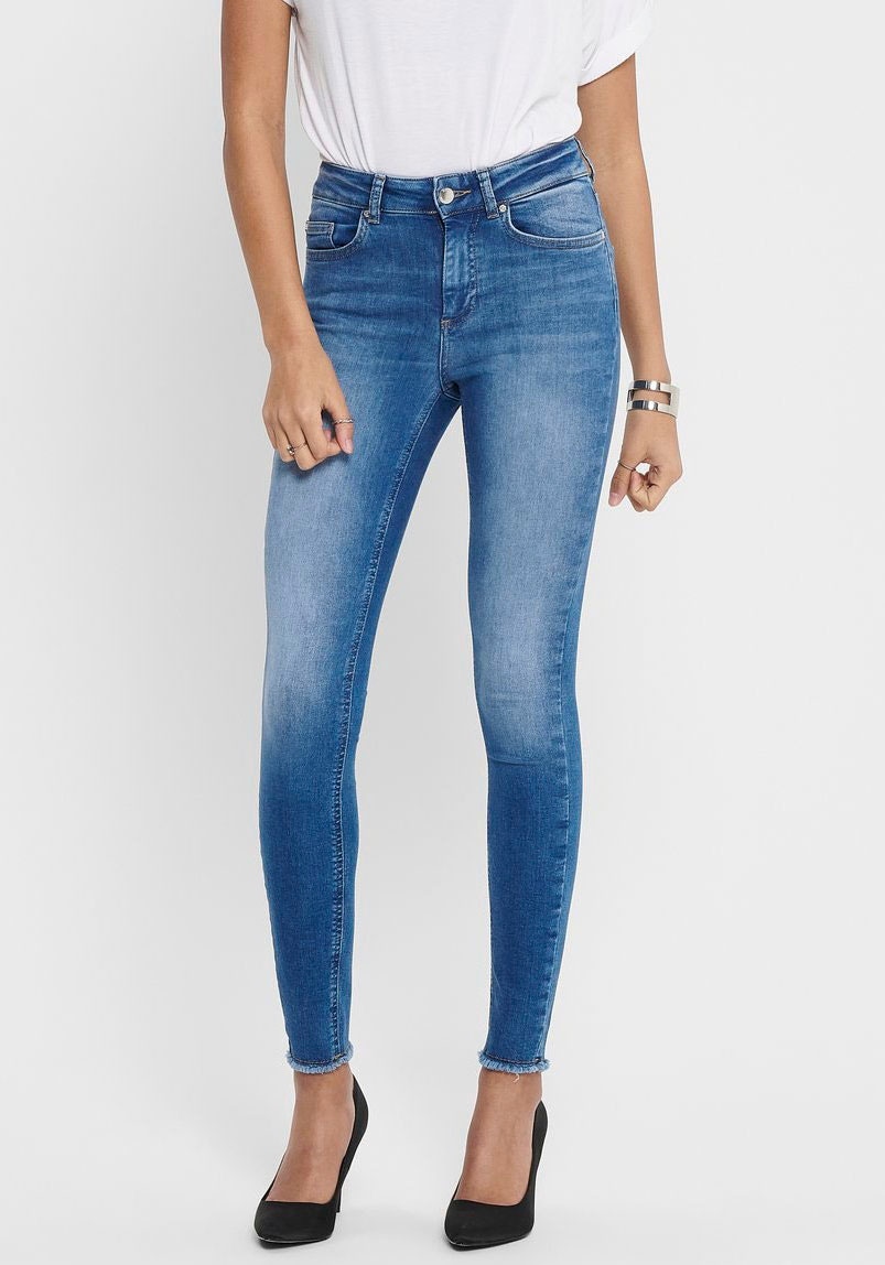ONLY Ankle-Jeans »ONLBLUSH LIFE«, mit offenen Säumen ONLY Ankle-Jeans »ONLBLUSH LIFE«, mit offenen Säumen von Only