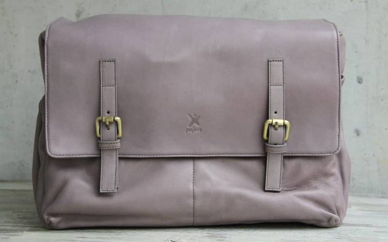 Wickeltasche Leder Taupe von Pajass